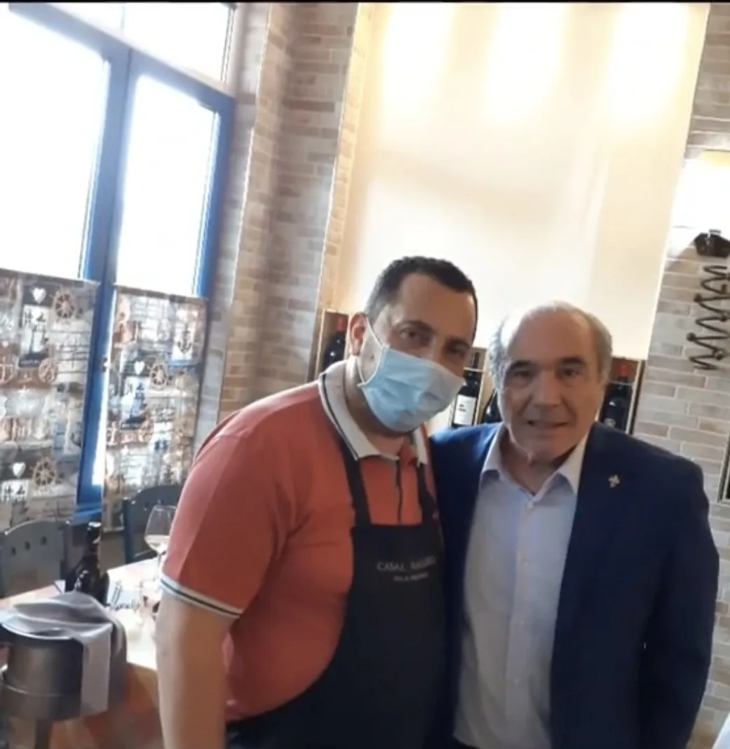 Ospite in giacca insieme al ristoratore della Bettolina