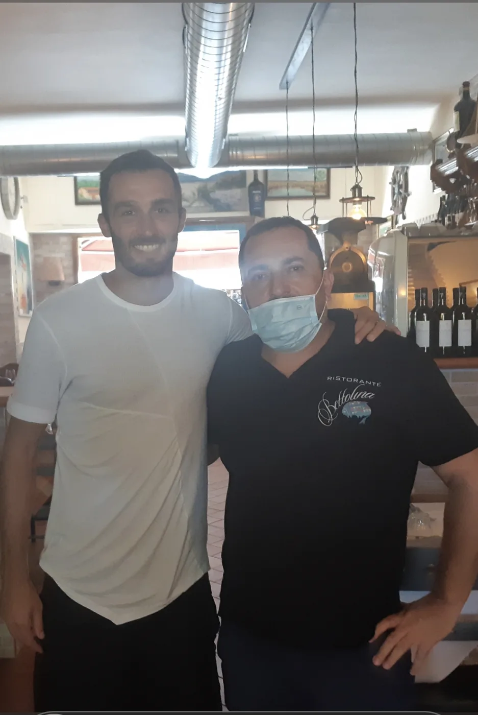 Giovane ospite con il ristoratore della Bettolina