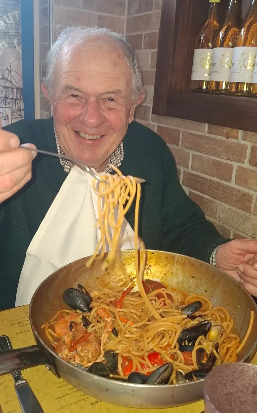 Ospite gusta un piatto di spaghetti allo scoglio