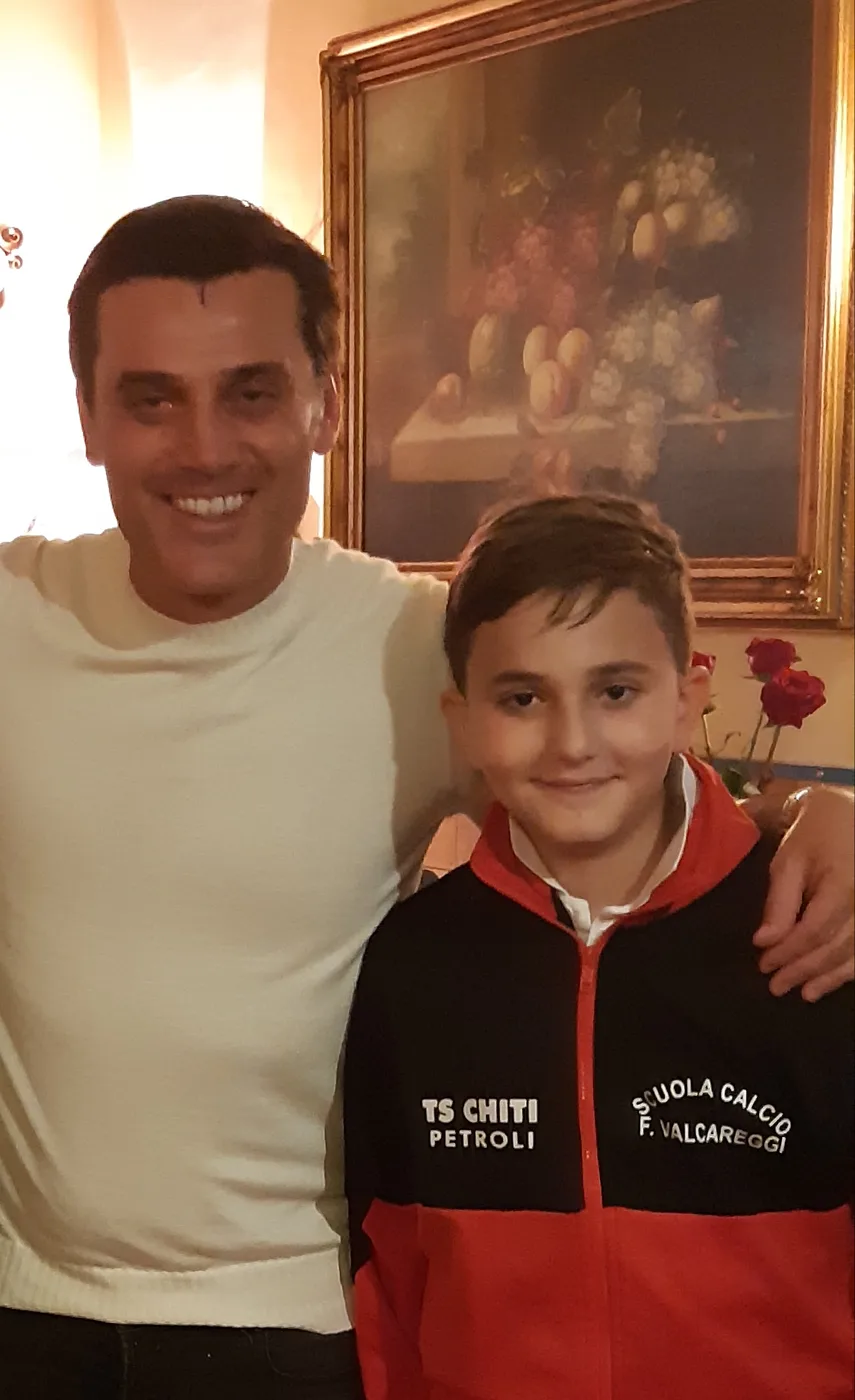 Giovane ospite con la maglia della scuola calcio