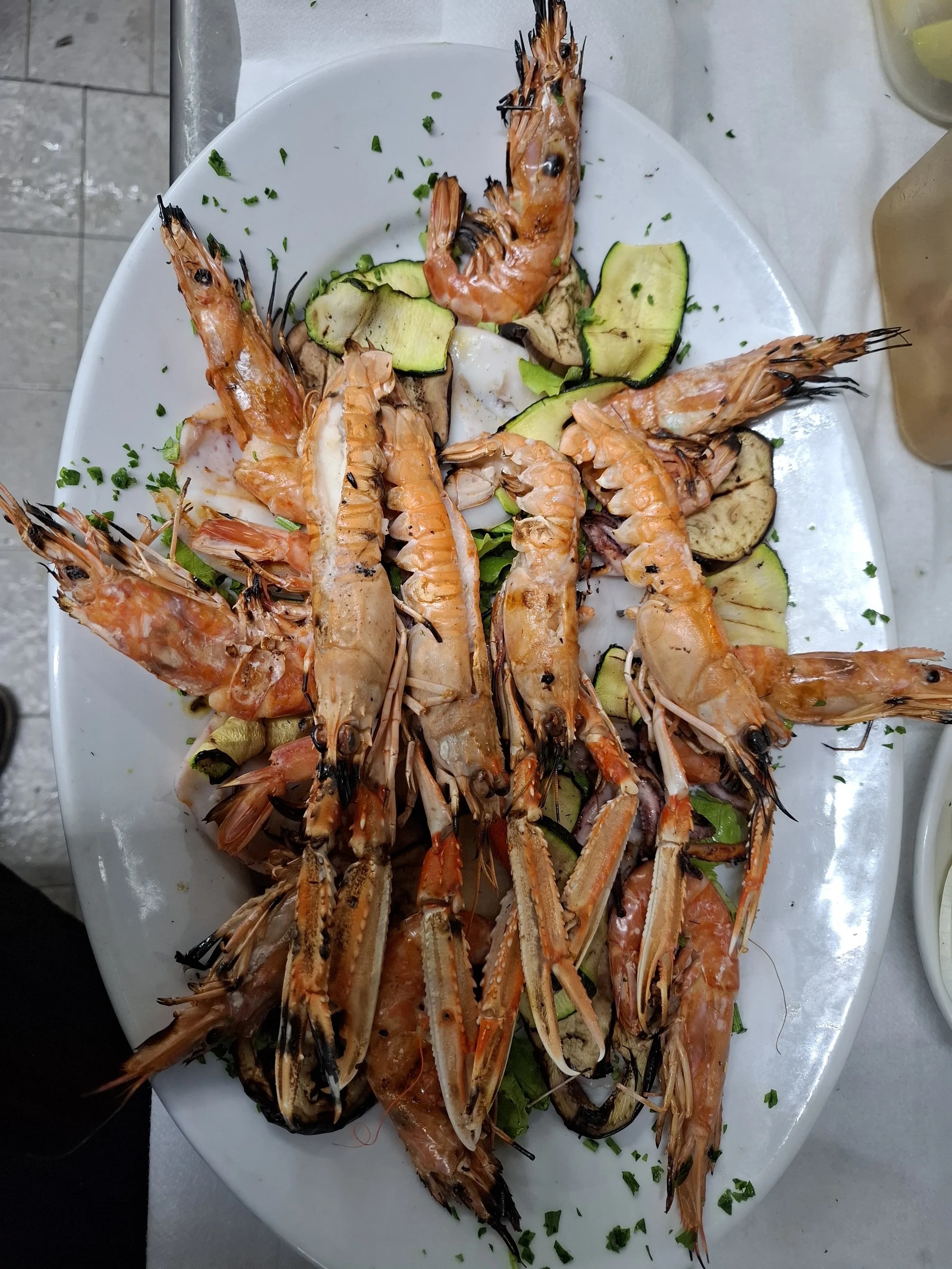 Gamberoni grigliati con zucchine