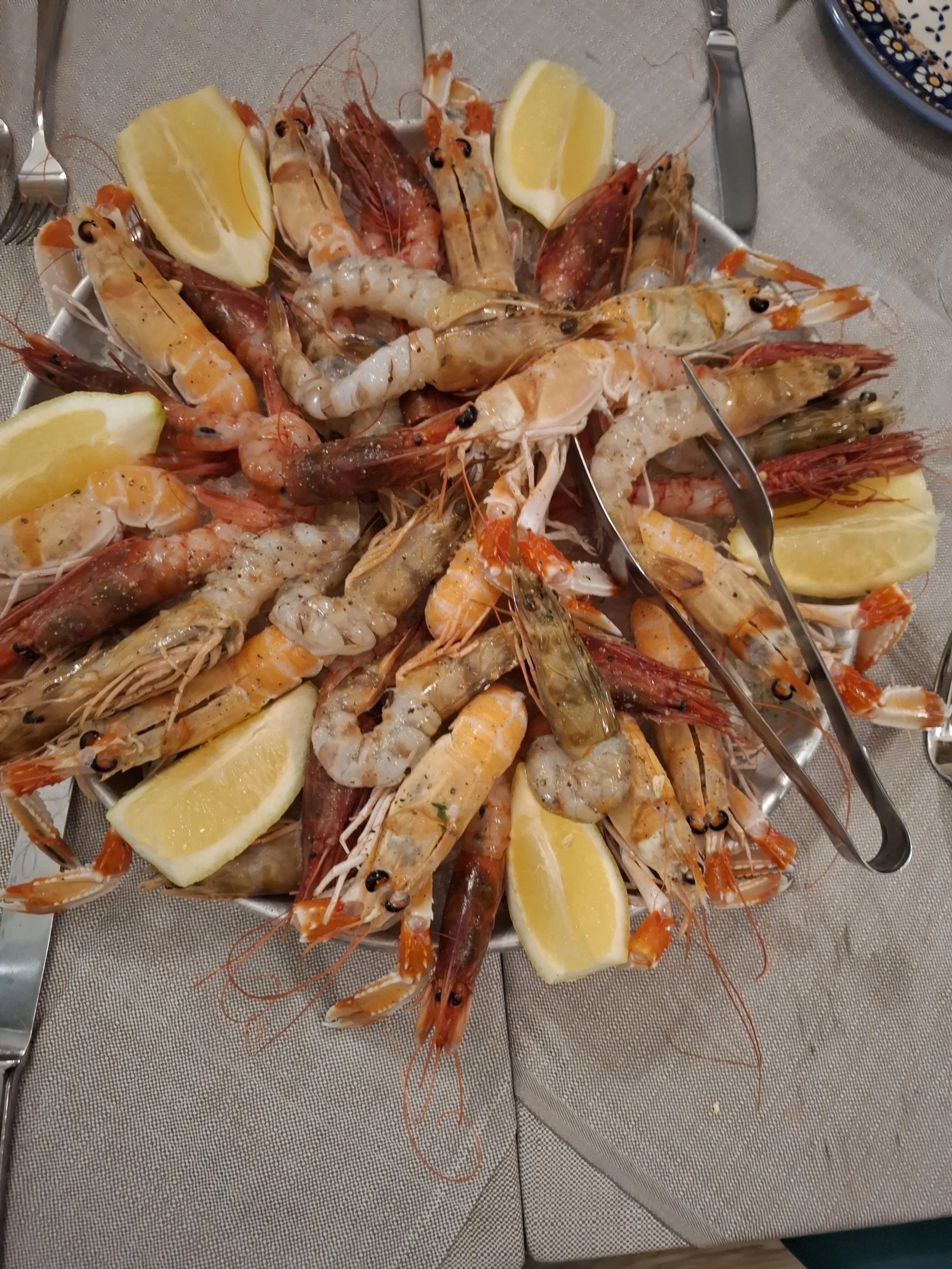 Piatto di gamberi crudi con limone