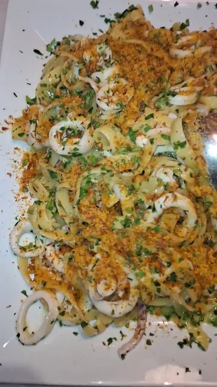 Video: pasta con i calamari