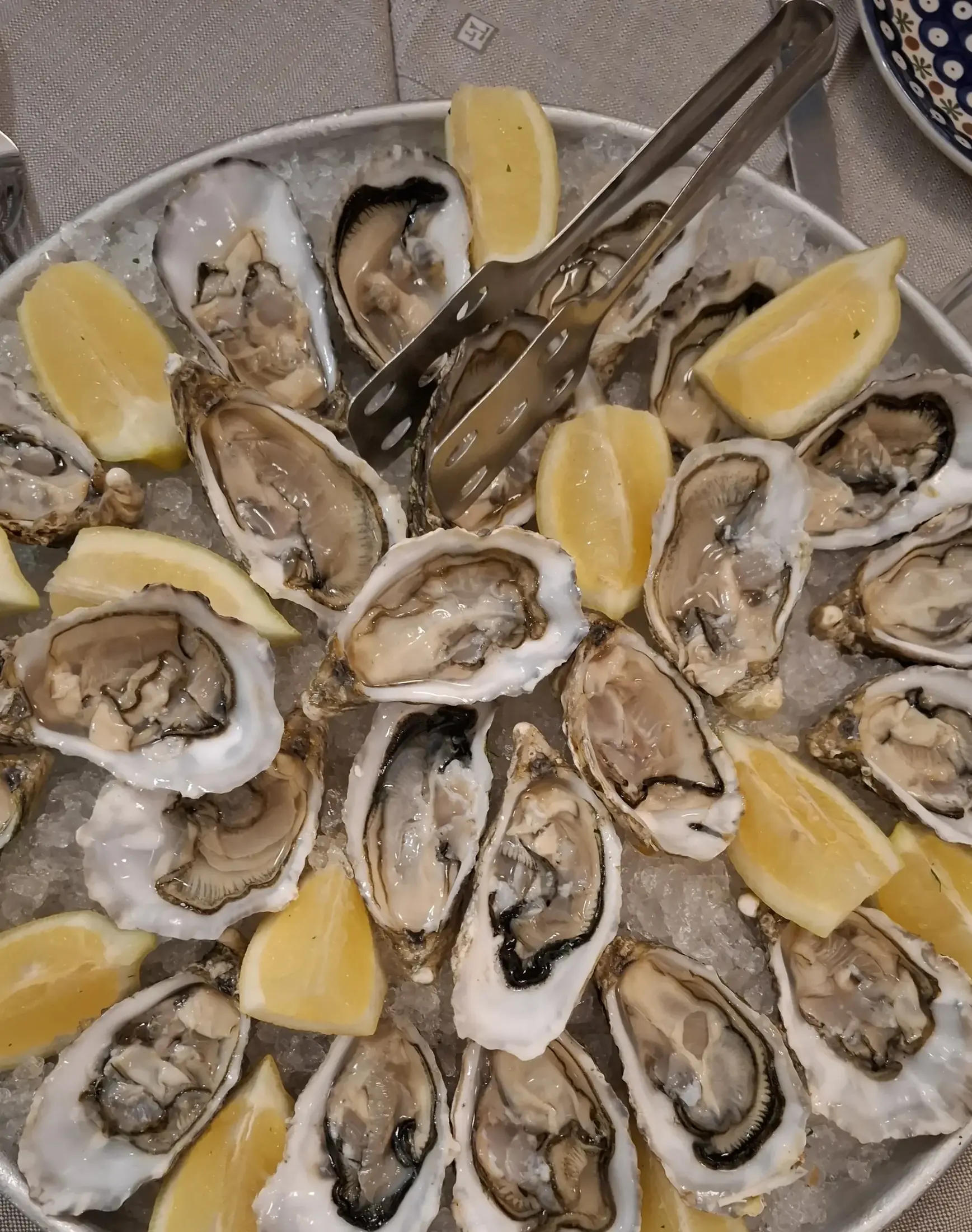Piatto di ostriche con limone
